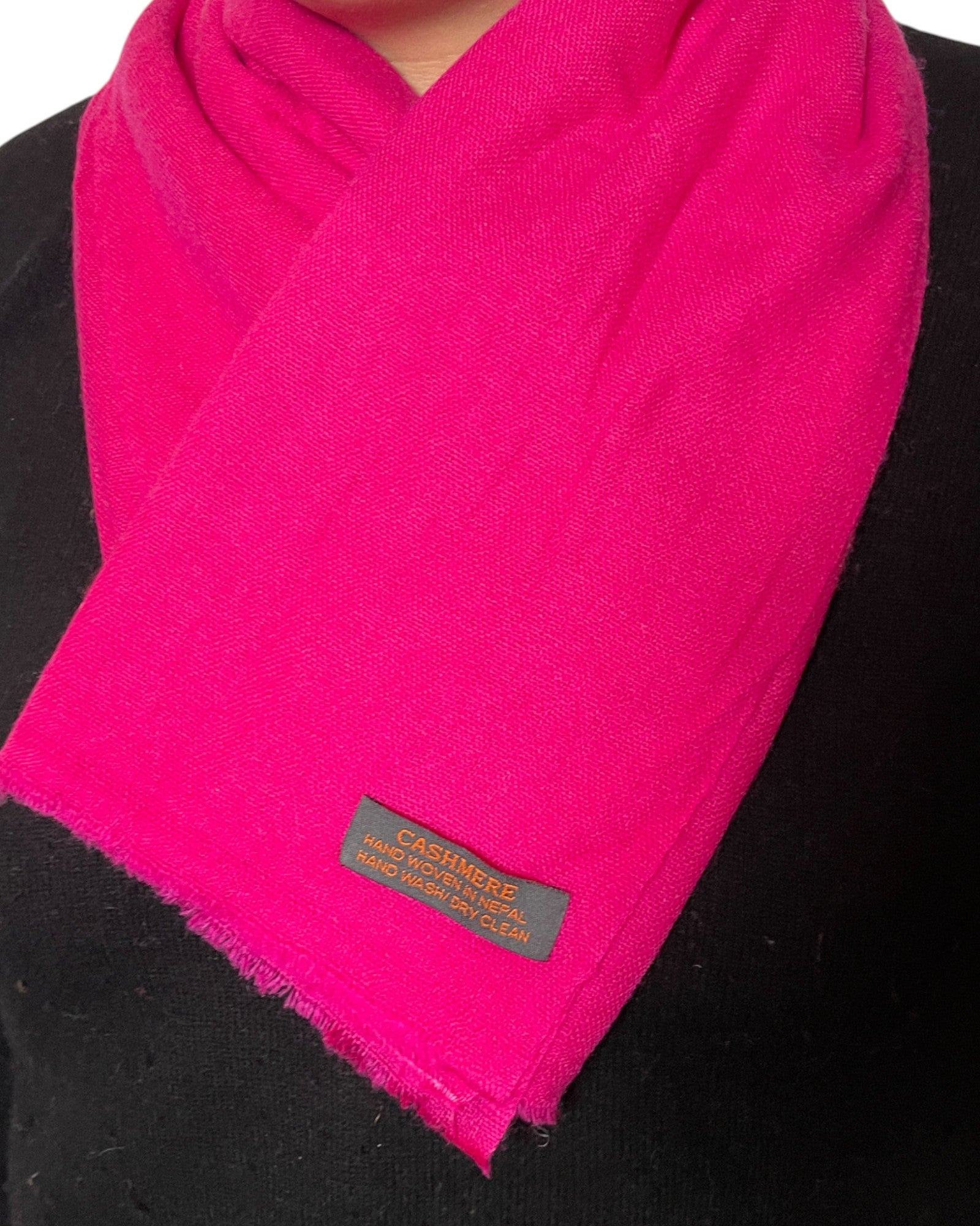 „Electric Fuchsia“ – Reiner Kaschmir Schal handgemacht Form