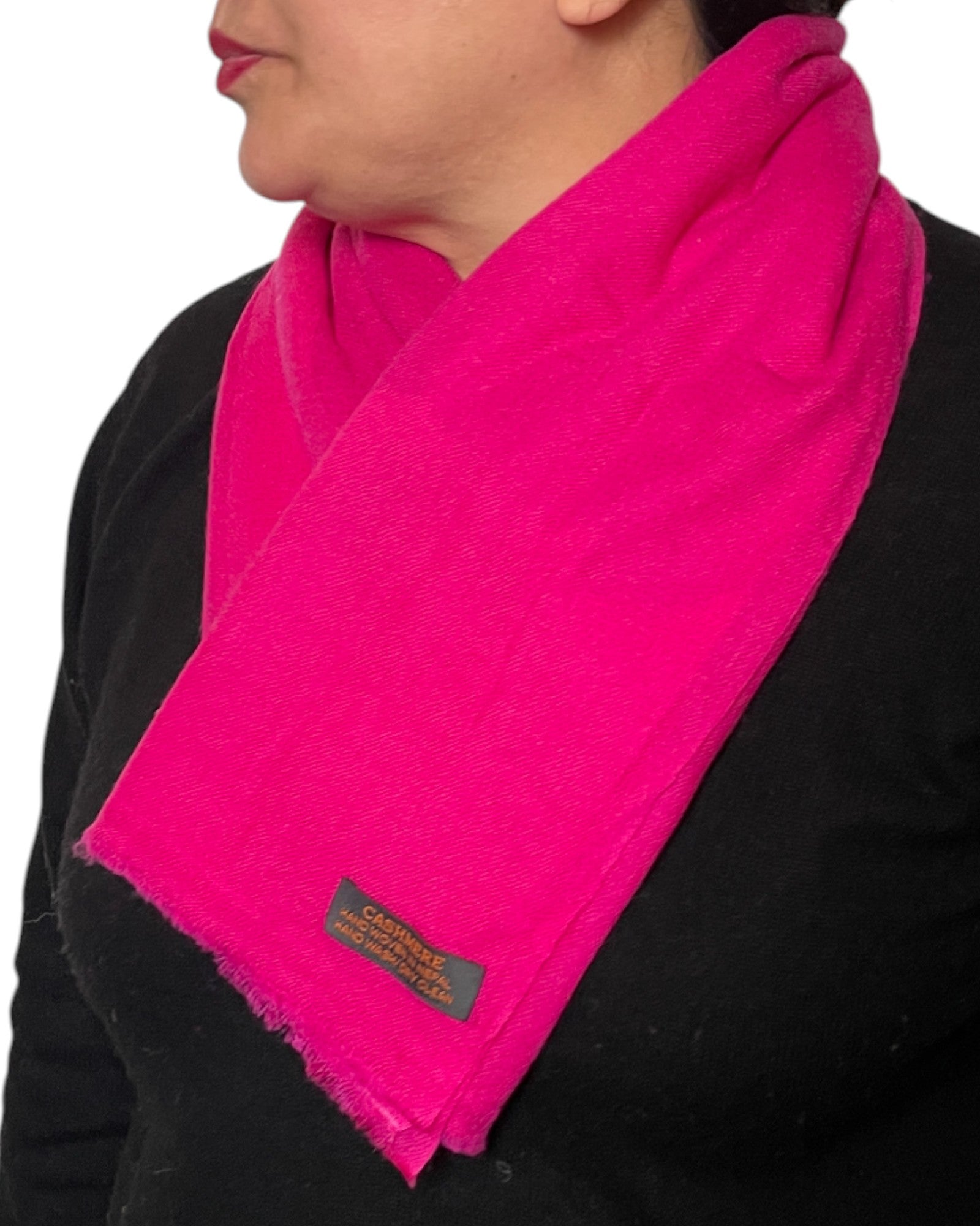 „Electric Fuchsia“ – Reiner Kaschmir Schal handgemacht umgeschwungen