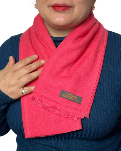 „Electric Rose“  – Handgewebter Kaschmir-Schal aus Nepal Titel gefalten