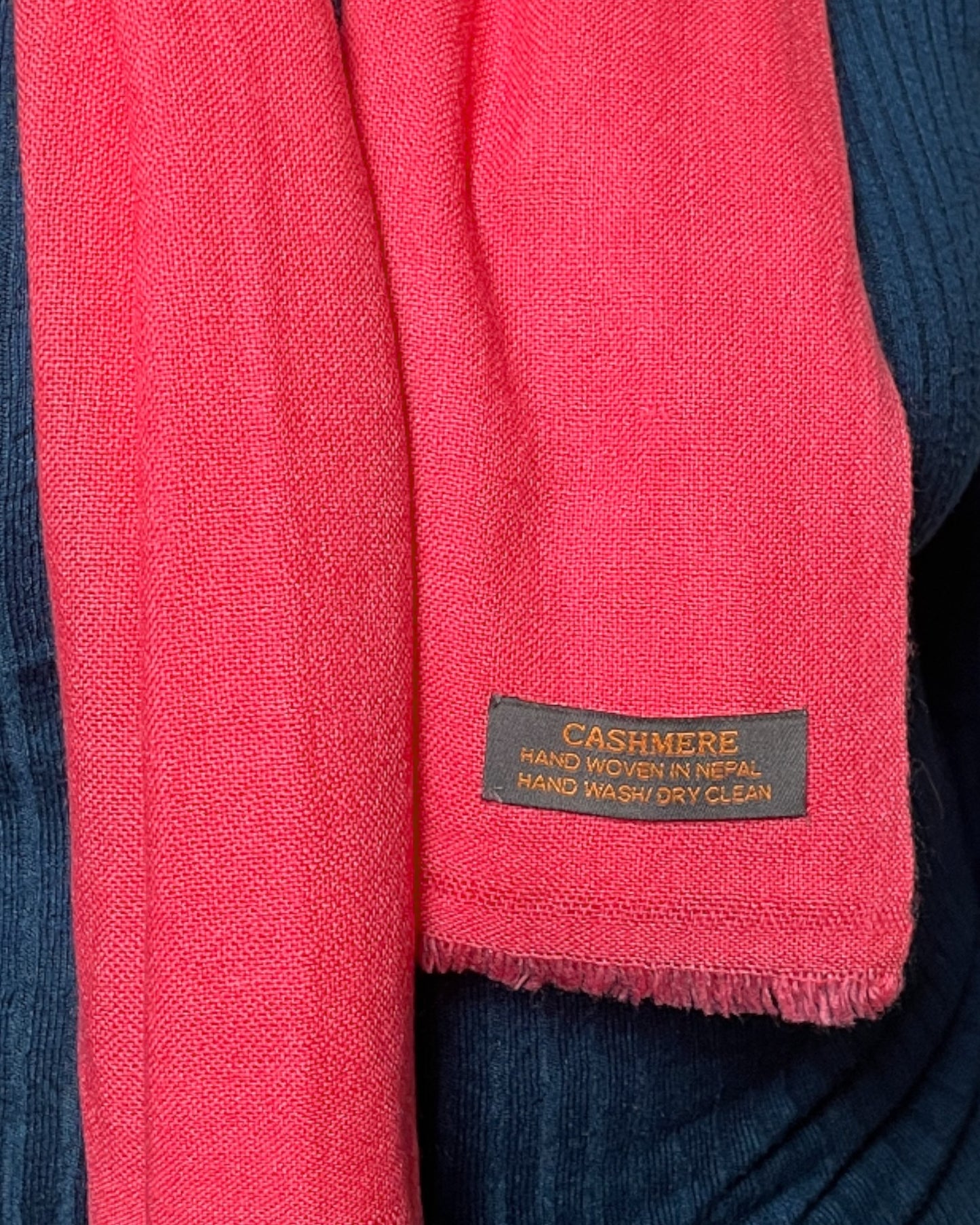 „Electric Rose“  – Handgewebter Kaschmir-Schal aus Nepal Titel nahe