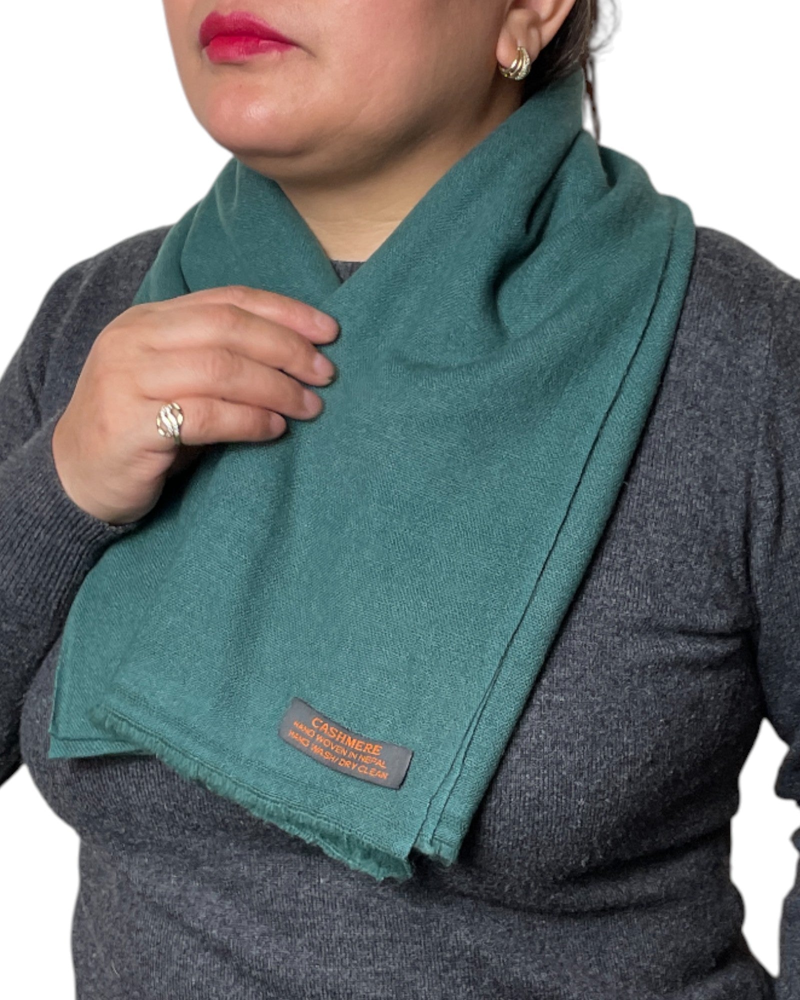 „Forest Depth“ – Handgewebter Kaschmir-Schal aus Nepal gefalten