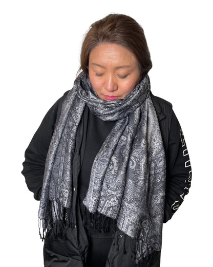 Getragen: Unisex Paisley Schal Damen Herren Silbergrau