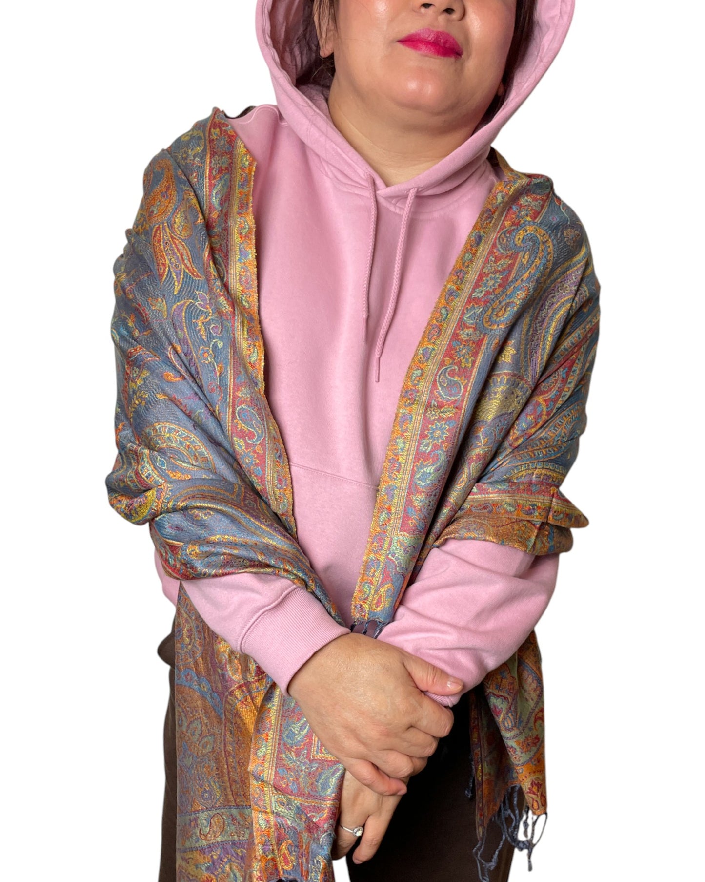 Getragen: Unisex Paisley Wende-Schal über Schultern