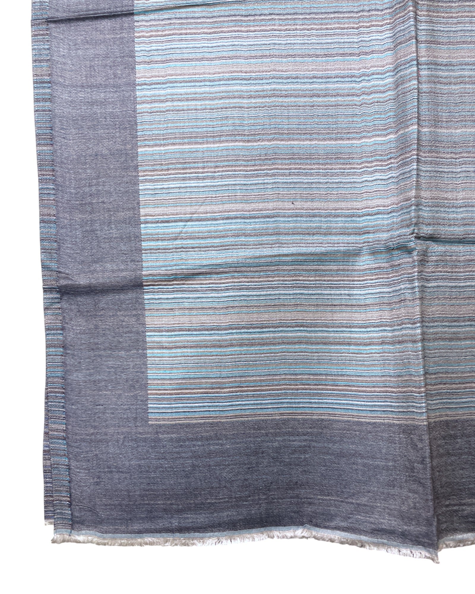 Getragen: Unisex Viskoseschal über Schultern getragen