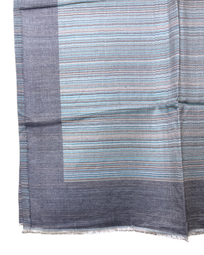 Getragen: Unisex Viskoseschal über Schultern getragen