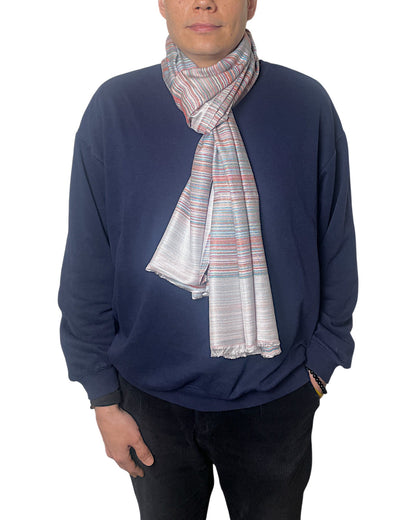 Getragen: Unisex Viskoseschal mit Streifen getragen