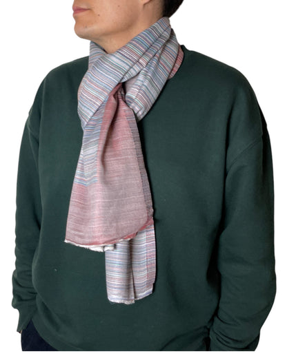 Getragen: Unisex Wende Viskoseschal über Schultern