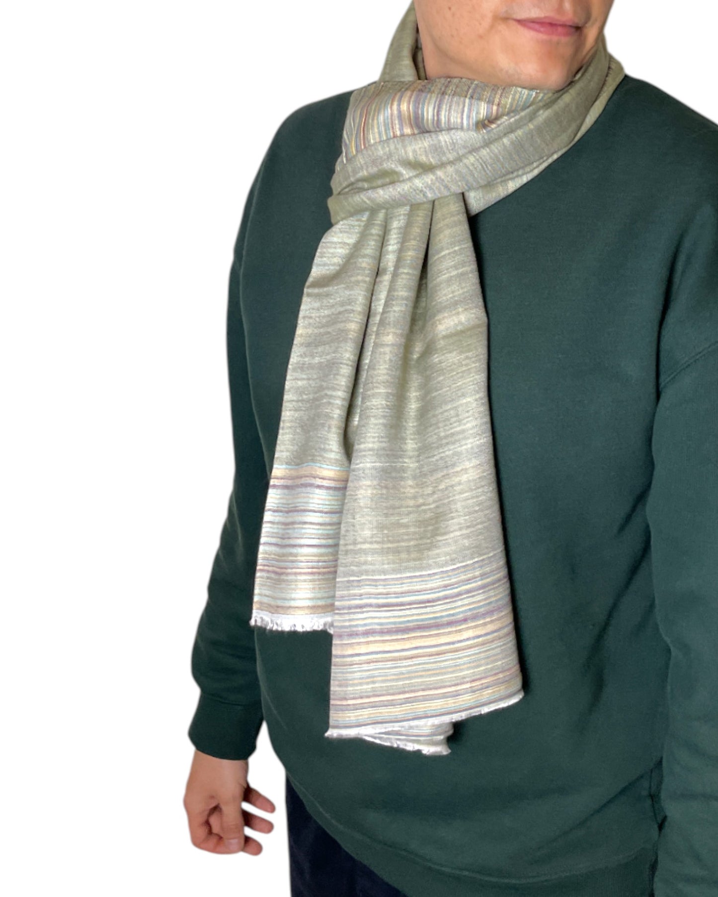 Getragen: Unisex Wende Viskoseschal locker getragen