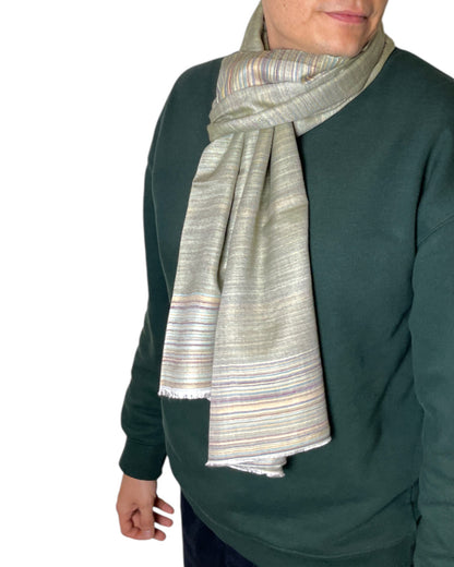 Getragen: Unisex Wende Viskoseschal locker getragen