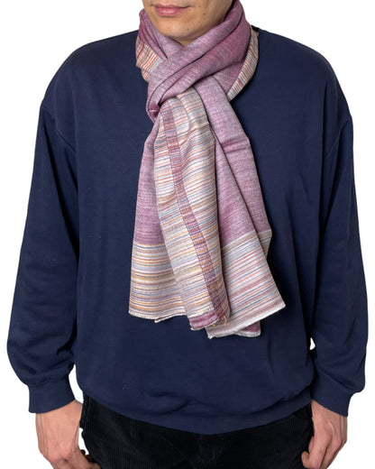 Getragen: Unisex Wende Viskoseschal modern getragen