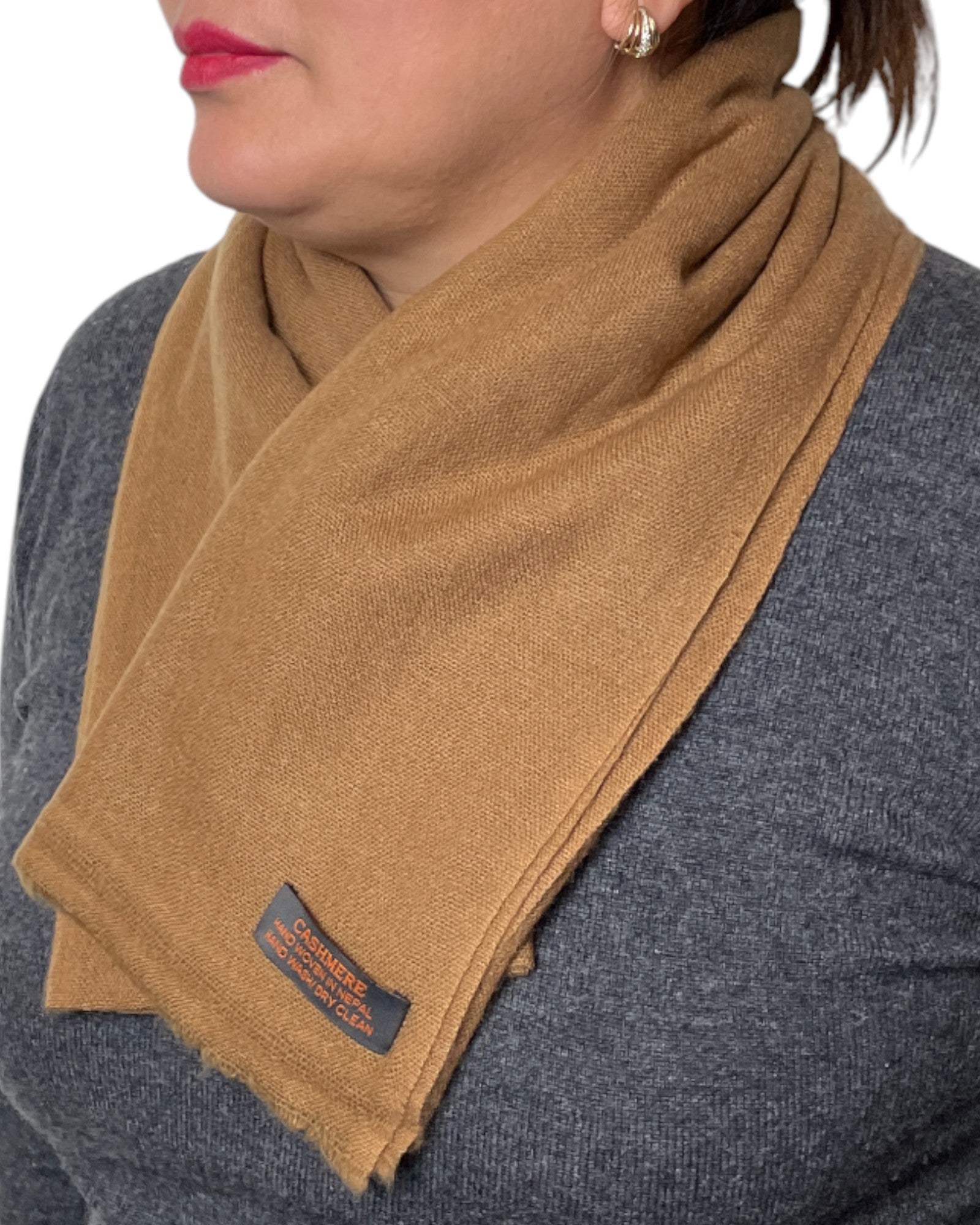 „Golden Dune“ – Handgewebter Kaschmir-Schal aus Nepal gefalten