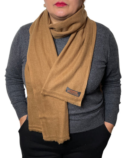 „Golden Dune“ – Handgewebter Kaschmir-Schal aus Nepal umgeschwungen