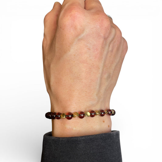 Granat Messing Armband am Handgelenk getragen Himalaya Vibes Bern Online Shop Schweiz