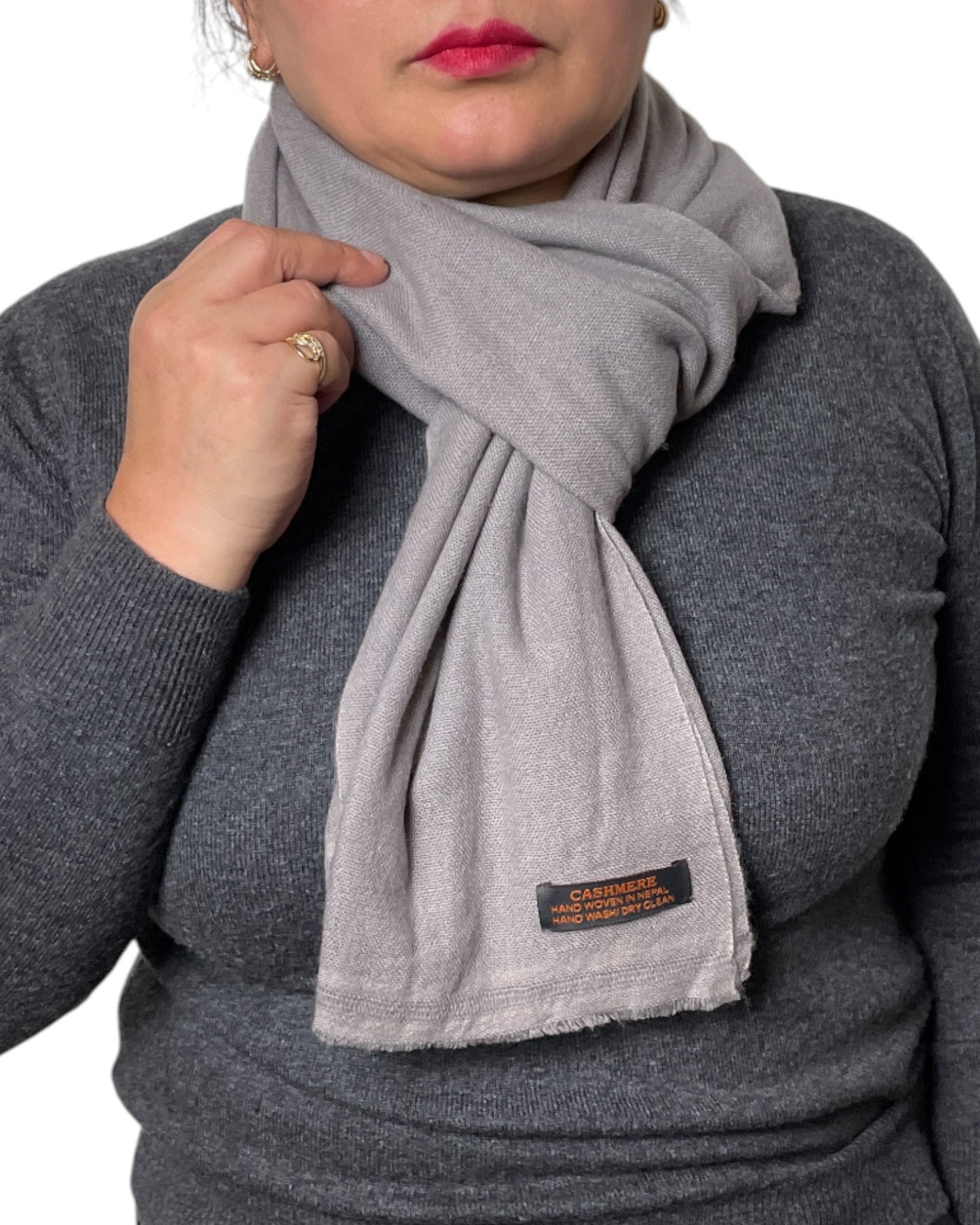 „Grey Aura“ – Handgewebter Kaschmir-Schal aus Nepal Knoten