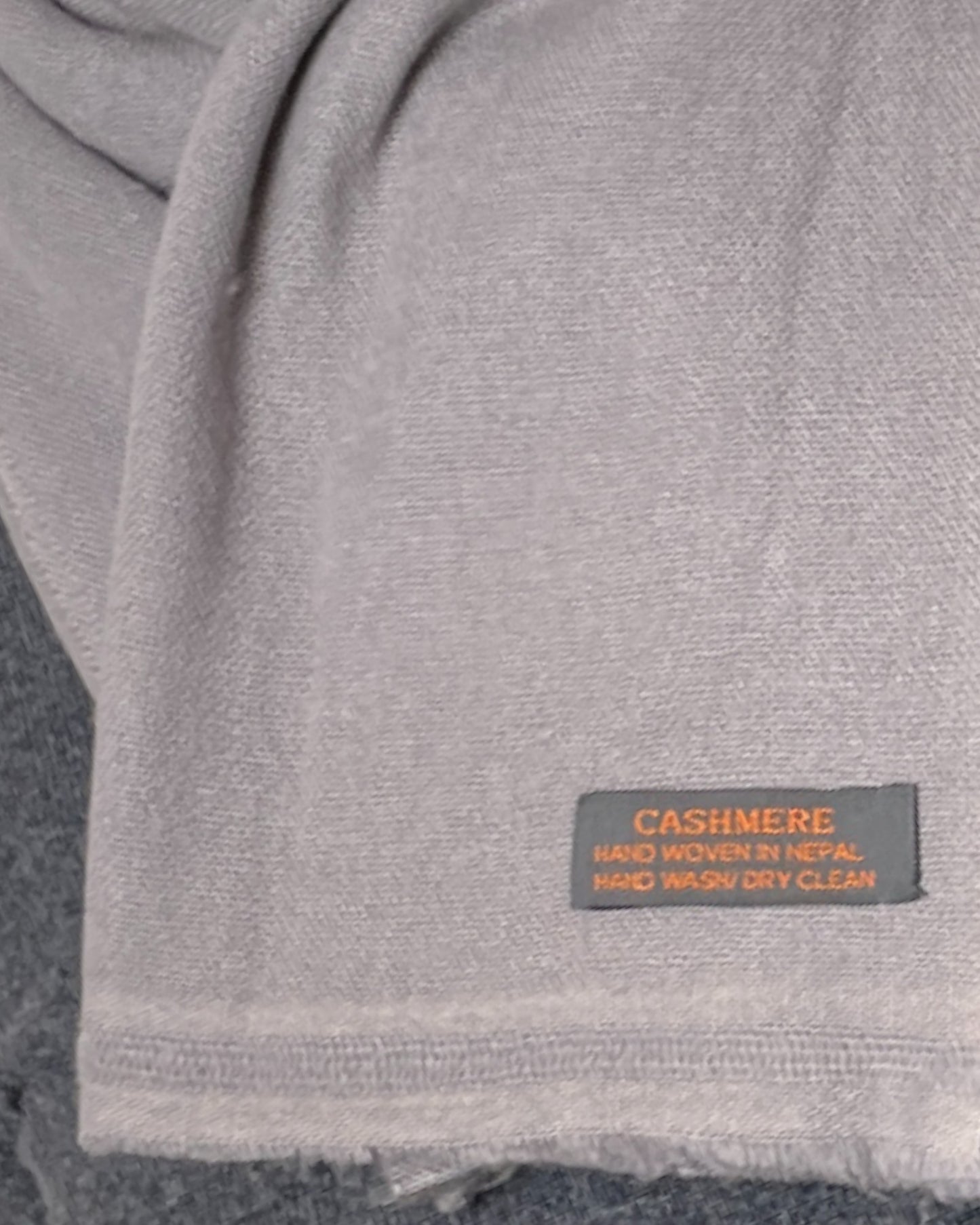 „Grey Aura“ – Handgewebter Kaschmir-Schal aus Nepal Zoom