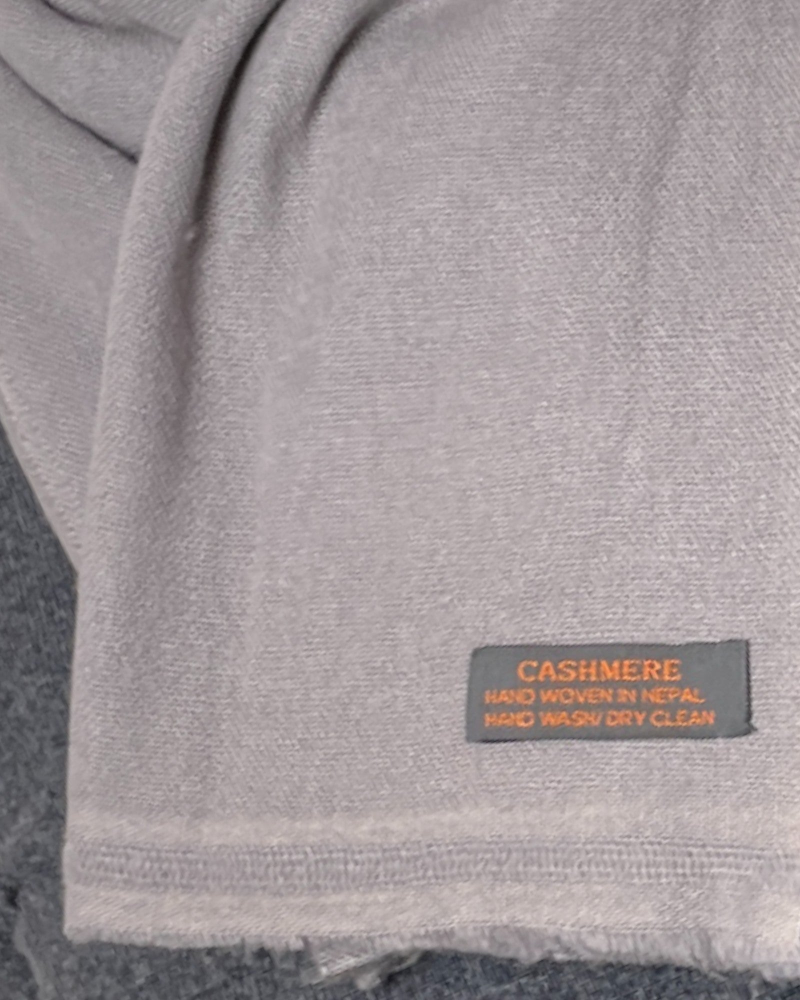 „Grey Aura“ – Handgewebter Kaschmir-Schal aus Nepal Zoom