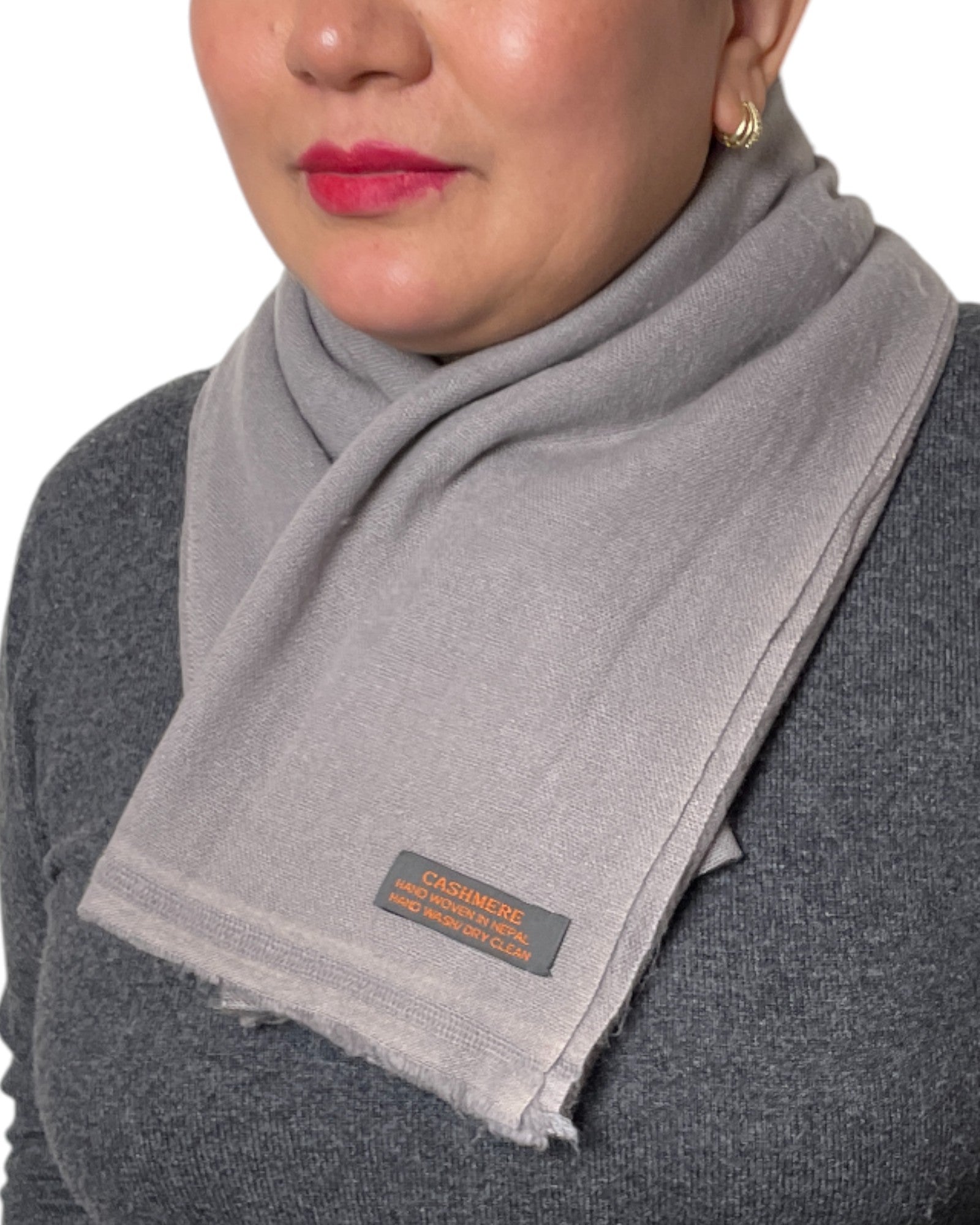 „Grey Aura“ – Handgewebter Kaschmir-Schal aus Nepal gefalten