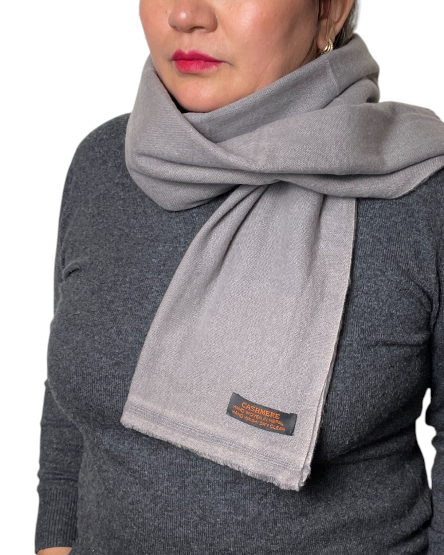 „Grey Aura“ – Handgewebter Kaschmir-Schal aus Nepal label