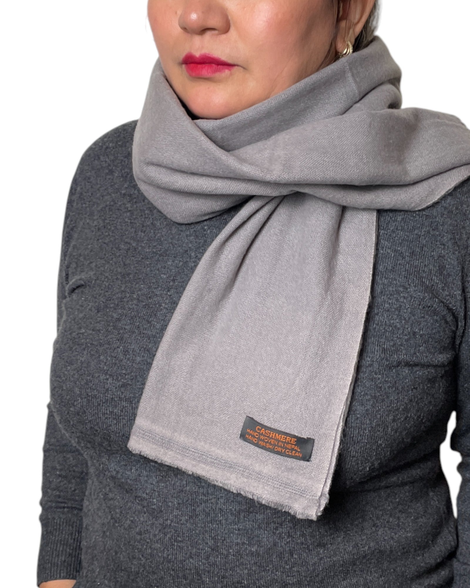 „Grey Aura“ – Handgewebter Kaschmir-Schal aus Nepal label