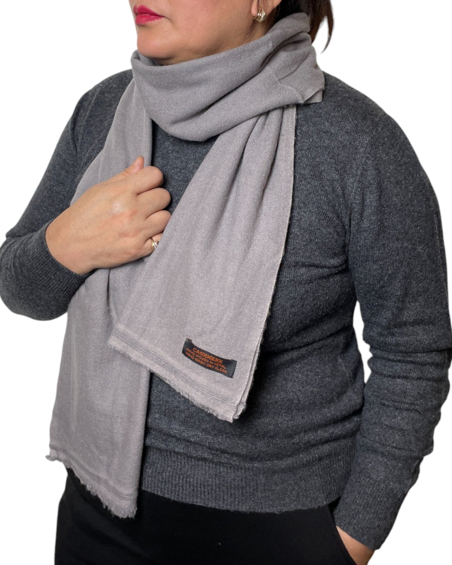 „Grey Aura“ – Handgewebter Kaschmir-Schal aus Nepal umgeschwungen