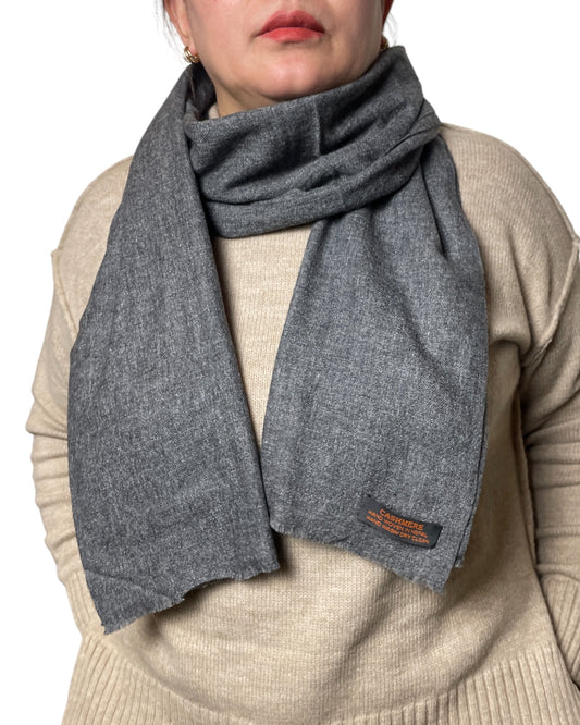 „Grey Heritage“ – Handgewebter Kaschmir-Schal aus Nepal umschwungen