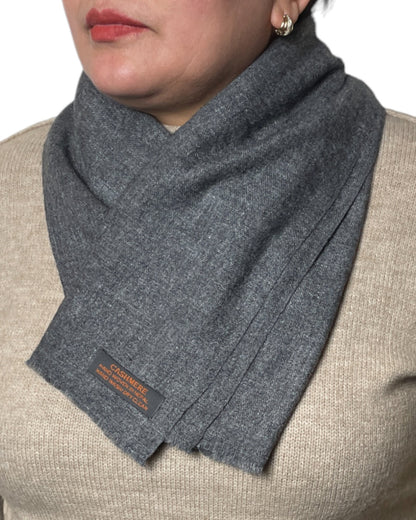 „Grey Heritage“ – Handgewebter Kaschmir-Schal aus Nepal umschwungen gefalten