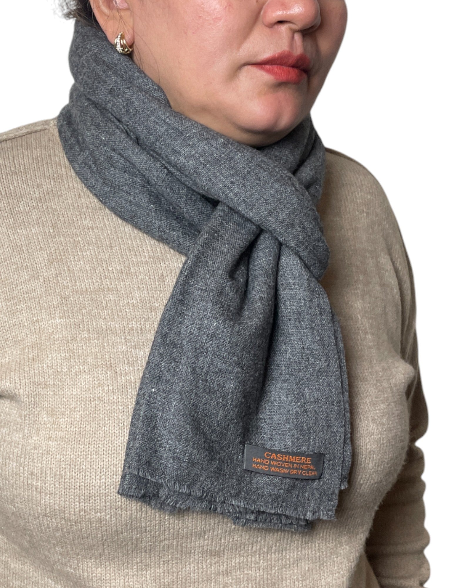 „Grey Heritage“ – Handgewebter Kaschmir-Schal aus Nepal umschwungen knoten