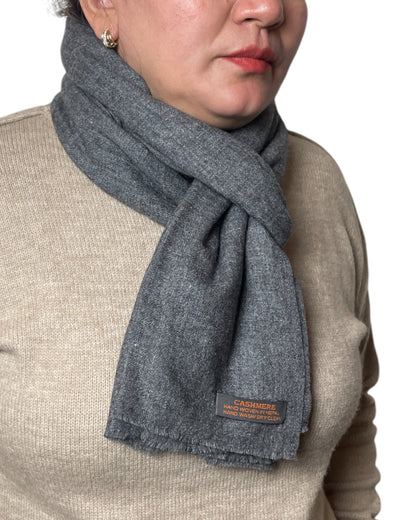 „Grey Heritage“ – Handgewebter Kaschmir-Schal aus Nepal umschwungen knoten
