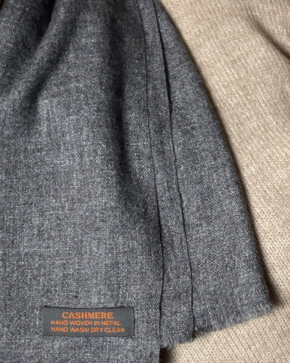 „Grey Heritage“ – Handgewebter Kaschmir-Schal aus Nepal umschwungen label