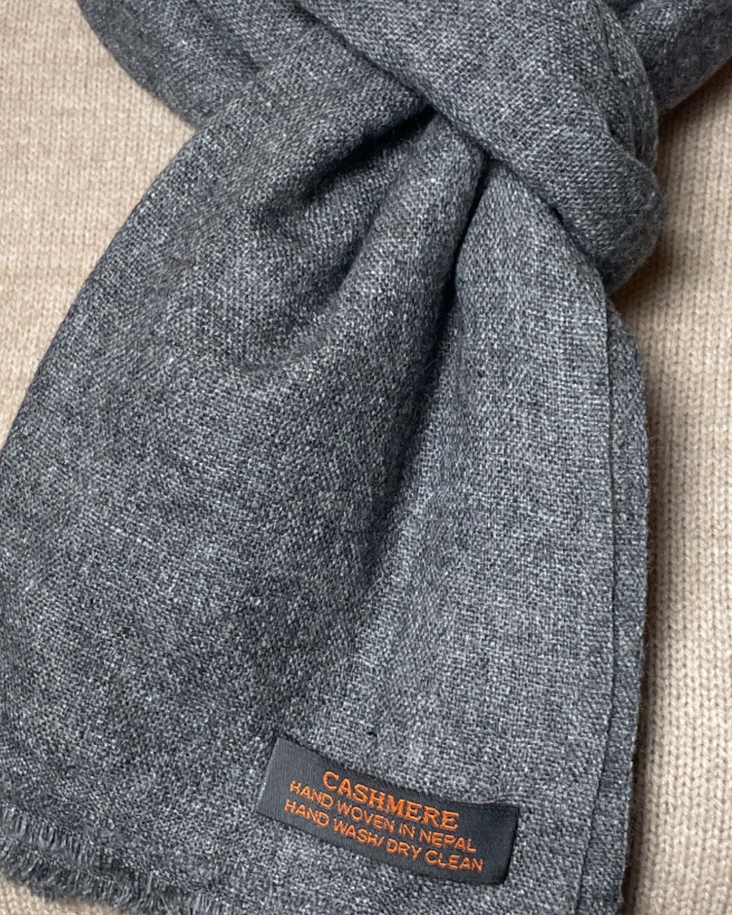 „Grey Heritage“ – Handgewebter Kaschmir-Schal aus Nepal umschwungen nahe