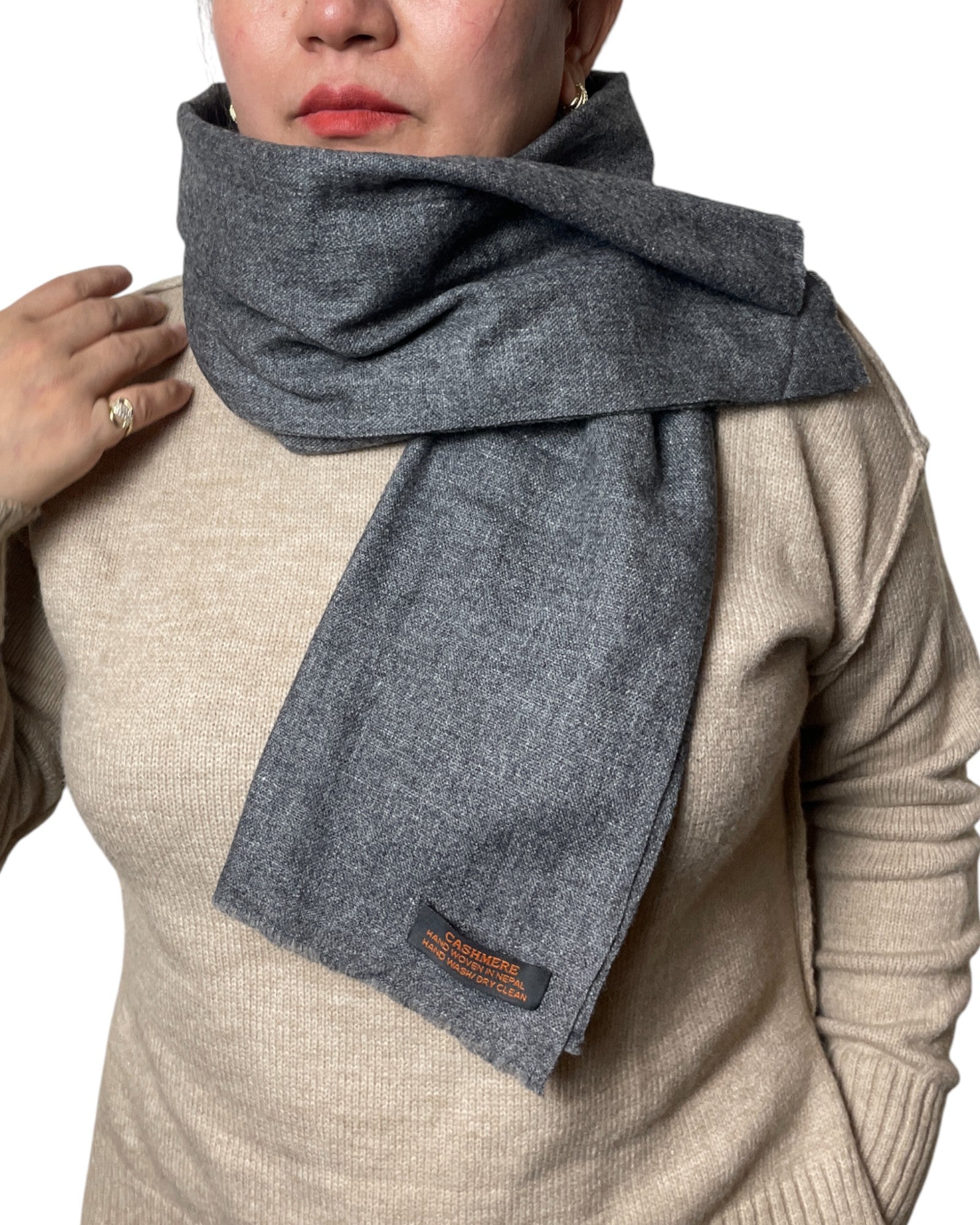 „Grey Heritage“ – Handgewebter Kaschmir-Schal aus Nepal umschwungen stil