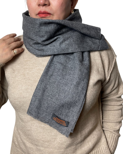 „Grey Heritage“ – Handgewebter Kaschmir-Schal aus Nepal umschwungen stil