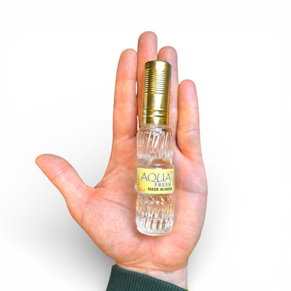 Groessenvergleich Aqua Fresh Parfuem 50 ml Flasche in einer Hand