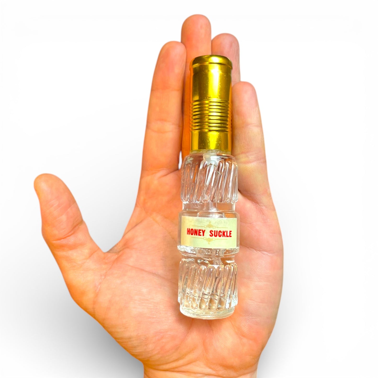 Groessenvergleich Geissblatt Honey Suckle Parfuem Spray 50ml in einer Hand gehalten