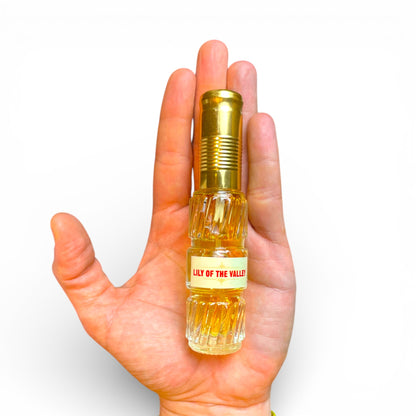 Groessenvergleich Maigloeckchen Lily of the Valley Parfuem Spray 50 ml in der Hand