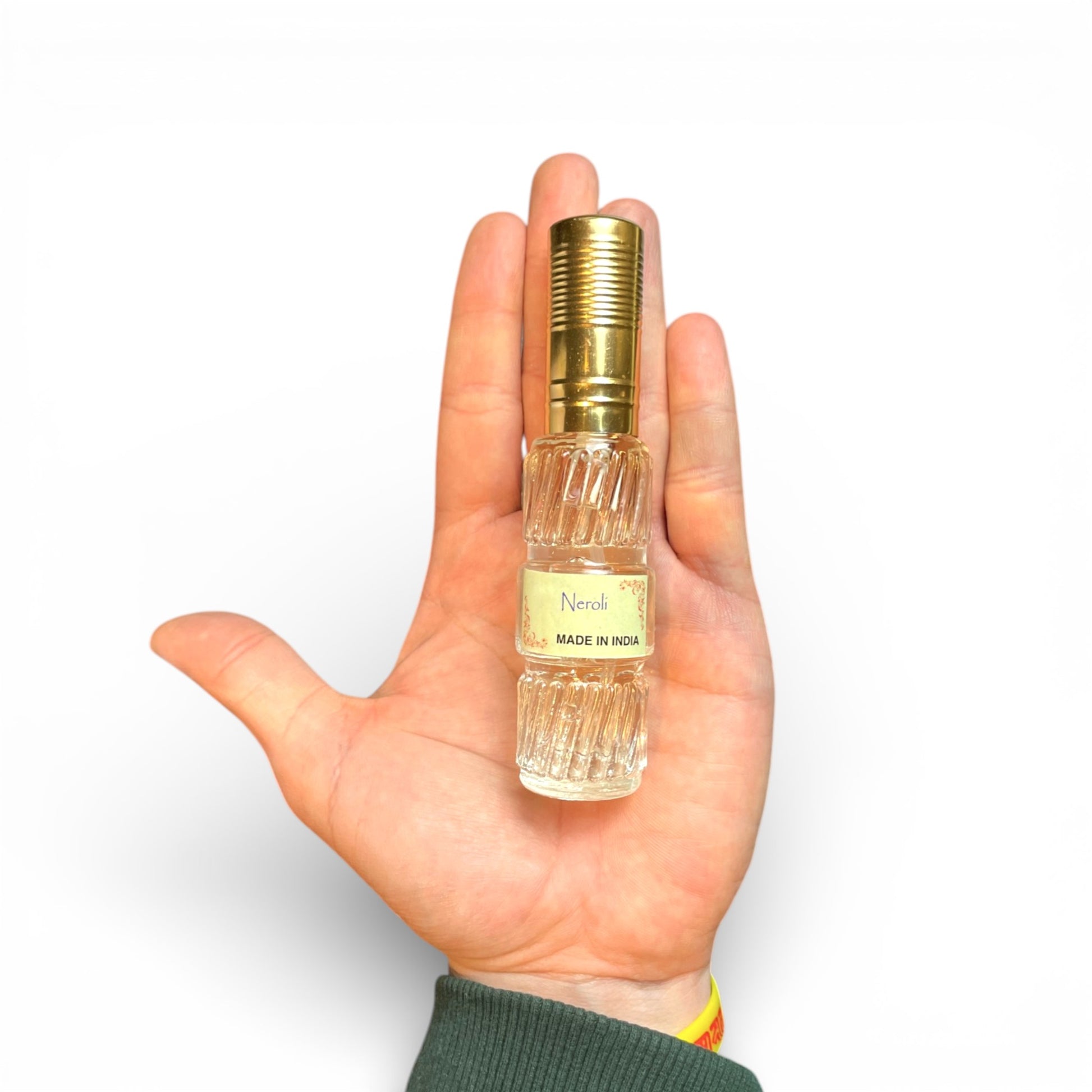 Groessenvergleich des 50 ml Neroli Parfuem Flakons in einer Hand gehalten