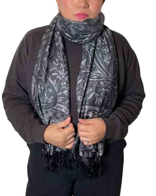Hauptbild: Midnight Silver Elegance Paisley Schal aus Indien Seide Viskose