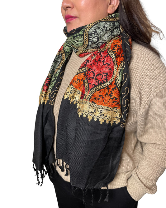 Hauptbild: Velvet Ember Embroidery – Schwarzer bestickter Baumwolle-Viskose Schal
