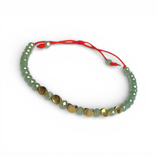 Himalaya-Vibes-Bern-Tibet-Laden-Armband-handgemacht-von-Kunsang-gruene-Perlen-Messing-Elemente-rote-Kordel