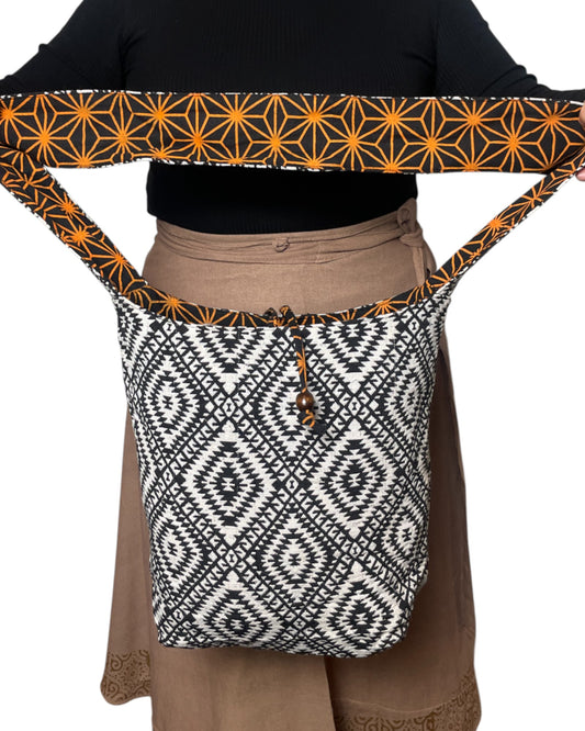 Himalaya Vibes Bern Umhaengetasche Fokus auf gemusterten Schultergurt und Innenseite