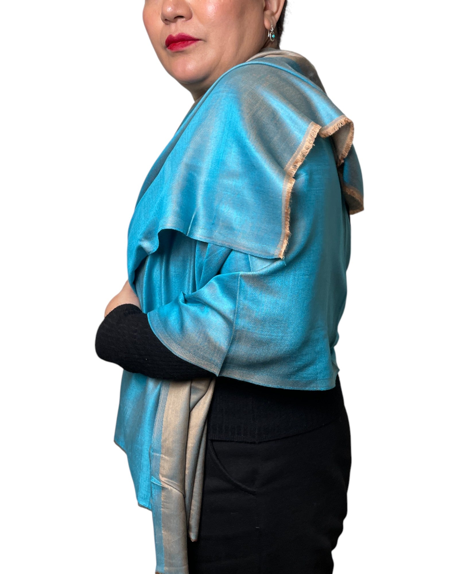 Hochwertiger Seidenschal als Stola getragen