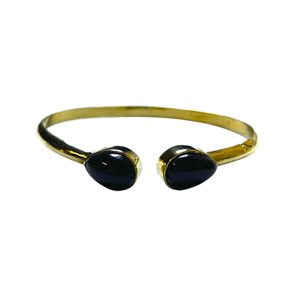 Armreif Stone Drops Messing Gold Onyx: Tiefes Schwarz – Stärke & Selbstbeherrschung