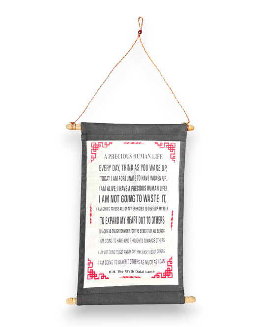 Wandbehang Ein kostbares menschliches Leben Tibetische Thangka Dalai Lama Zitat front