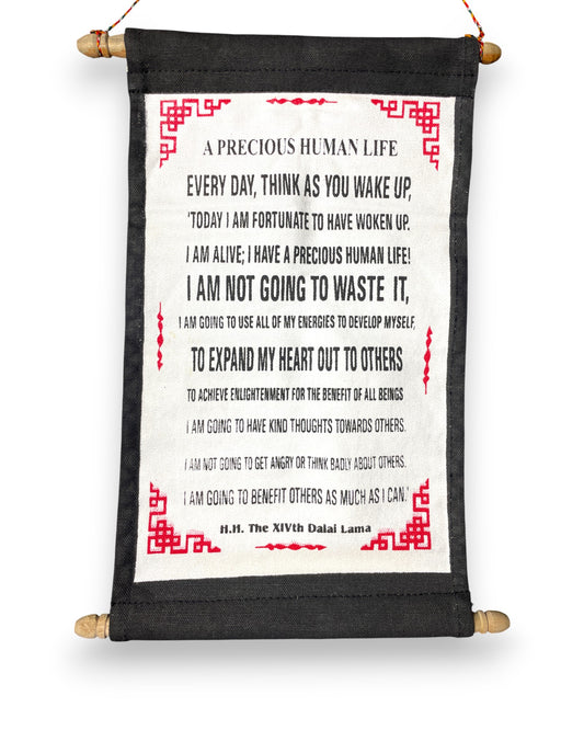Wandbehang Ein kostbares menschliches Leben Tibetische Thangka Dalai Lama Zitat nah