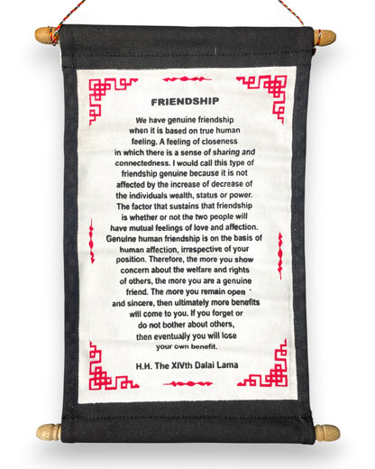 Wandbehang Freundschaft  Tibetische Thangka-Schriftrolle mit Dalai Lama Zitat Nah