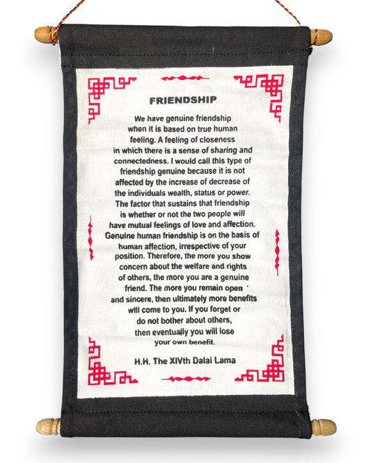 Wandbehang Freundschaft  Tibetische Thangka-Schriftrolle mit Dalai Lama Zitat Nah