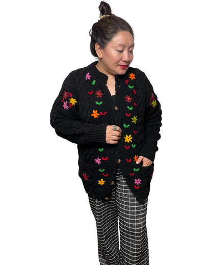 Anaya – Handgestrickter & Bestickter Nepal-Cardigan