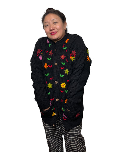 Anaya – Handgestrickter & Bestickter Nepal-Cardigan
