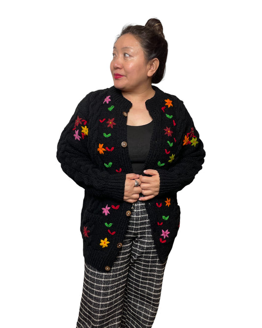 Anaya – Handgestrickter & Bestickter Nepal-Cardigan