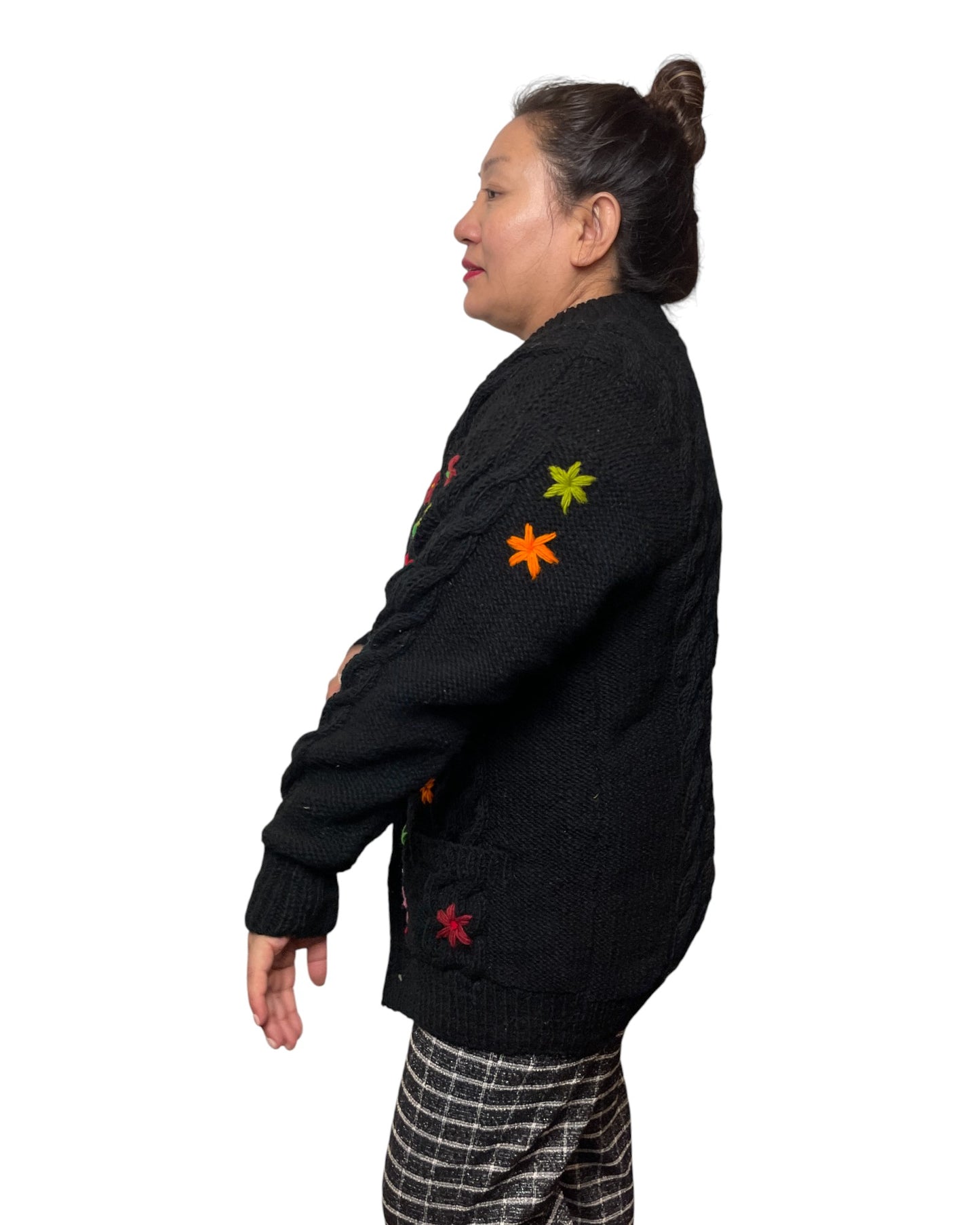 Anaya – Handgestrickter & Bestickter Nepal-Cardigan